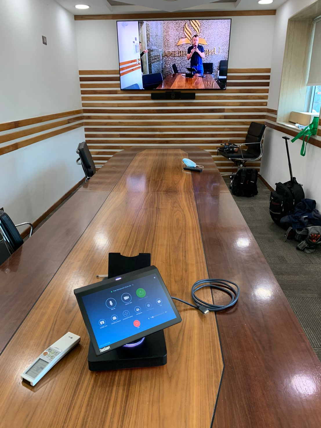 Sala corporativa de videoconferencia con doble pantalla